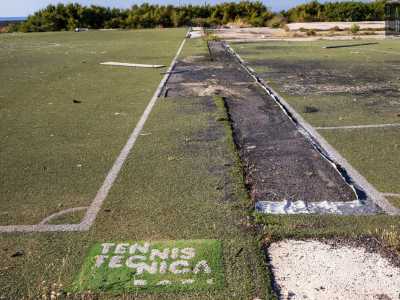 A dominare c�� comunque il verde dell�ormai malmessa erba sintetica dei campi di calcetto...